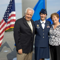 両親とニナ・アルマーニョ（当時）大佐（Image：USAF）