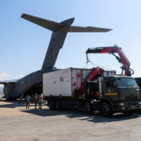 C-17に積み込まれるコンテナ（Image：Crown Copyright 2020）