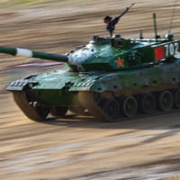 疾走する中国チームの96式戦車（Image：ロシア国防省）