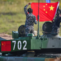 1着になり五星紅旗を掲げる中国チーム（Image：ロシア国防省）