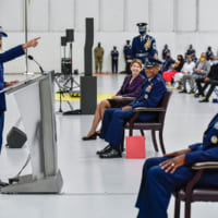 挨拶するバス空軍最先任上級曹長（Image：USAF）