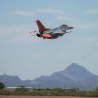 アリゾナ州デイビスモンサン空軍基地のラインで改修されたQF-16（Image：USAF）