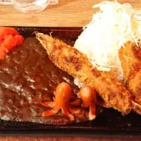 「鉄板ミックスフライカレー」（税別880円）