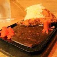「鉄板ミックスフライカレー」（別アングル）