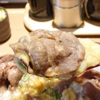 レンゲにご飯と牛タンを乗せてミニ牛タンとろろめし