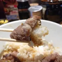 牛タンでご飯を巻いて食べる