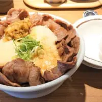「炙り牛タンとろろめし大」（生卵は別皿）