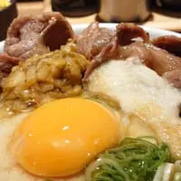 「炙り牛タンとろろめし大」（アップ）