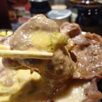 とろろと卵をたっぷり付けた牛タン
