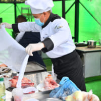 調理を始めるウズベキスタンチームの調理兵（Image：ロシア国防省）