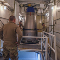 ICBM弾頭の装着作業（Image：USAF）