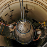 ICBMの弾頭装着作業（Image：USAF）