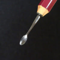 鉛筆芯のスプーン（鉛筆彫刻人シロイさん提供）