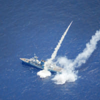 カナダ海軍フリゲートのレジーナからのハープーン発射（Image：U.S.Navy）