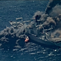 攻撃を受け炎上する標的艦ダーラム（Image：U.S.Navy）