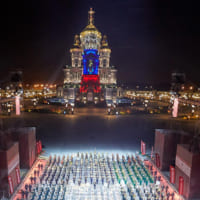 大聖堂がロシア国旗の3色にライトアップ（Image：ロシア国防省）