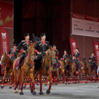 乗馬学校とコサック合唱団の共演（Image：ロシア国防省）