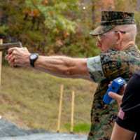 M18を撃つブラック海兵隊最上級曹長（Image：USMC）