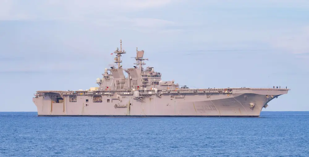 強襲揚陸艦トリポリ、アメリカ交代チャレンジコイン 強襲揚陸艦トリポリ、アメリカ交代チャレンジコイン - メルカリ