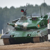 障害をクリアする中国チームの戦車（Image：ロシア国防省）