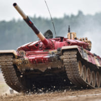戦車バイアスロン世界選手権2020団体リレー決勝で疾走するロシアチームのT-72B3戦車（Image：ロシア国防省）