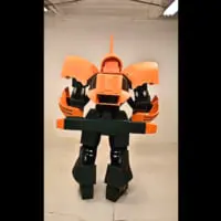 20秒間の動画ではクルリと一回転するアッシマー。そこには人の脚みたいなものがチラリ。
