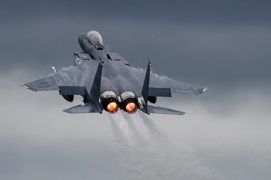 イギリス駐留のアメリカ空軍F-15 別の基地への機動展開訓練を