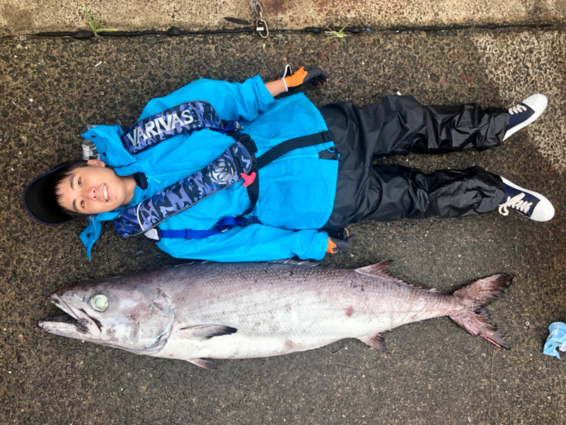 深海魚ハンター西野勇馬さん　釣りあげたバラムツが日本記録認定
