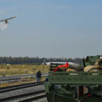 撃墜を示す白いスモークを出し飛び去る飛行機（Image：ロシア国防省）