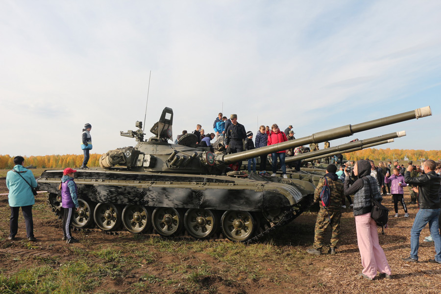 ロシアで一般公開イベント「ウラル戦車フェスティバル」開催　約5000人が来場