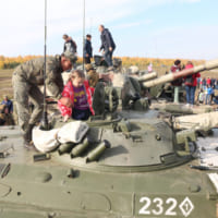 展示車両に乗る子供（Image：ロシア国防省）