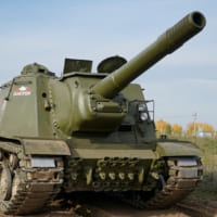 ISU-152自走砲。後方はIS-3戦車（Image：ロシア国防省）