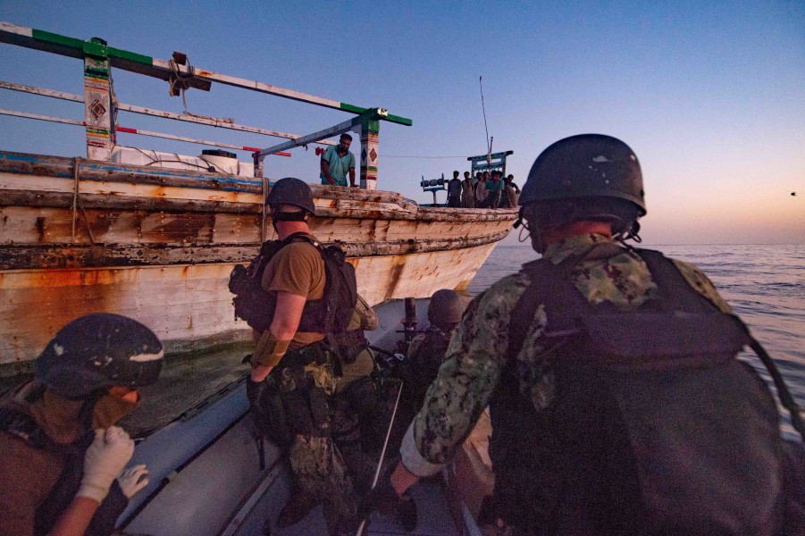 アメリカ駆逐艦　漂流中のイラン民間船に人道支援