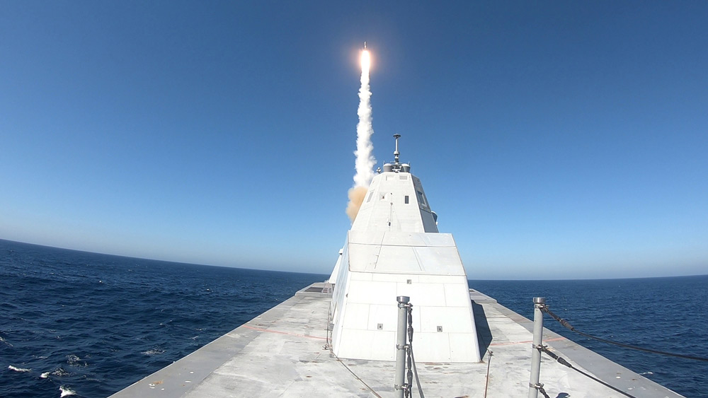 アメリカ駆逐艦ズムウォルト　新型発射システムでSM-2ミサイルを初発射