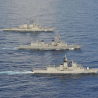 手前からオーストラリア海軍フリゲートのアランタ、護衛艦きりさめ、駆逐艦マケイン（Image：U.S.Navy）