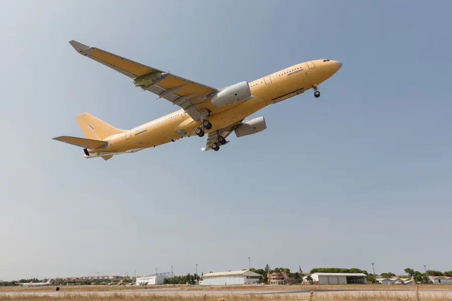 フランス航空宇宙軍 フランス政府塗装のA330-200初号機を受領 | おたく