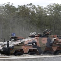 水ごうに進入するボクサーCRV（Image：Commonwealth of Australia）