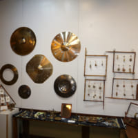 きのね店内には、他にも個性的なアート作品が展開。楽器のシンバルを使った作品。