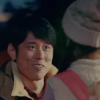 目線を合わせて「パパも」と話す原田さん