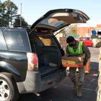 感謝祭イベントで地域住民に食料を配るノースカロライナ州兵（Image：U.S.Army）