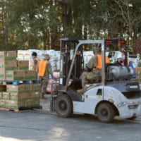 集まった食料を運ぶノースカロライナ州兵（Image：U.S.Army）