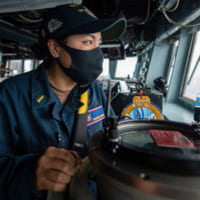 台湾海峡を通過する駆逐艦バリーの艦橋（Image：U.S.Navy）