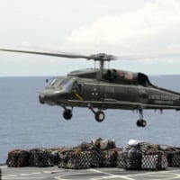 東日本大震災で救援物資輸送に従事するアメリカ第7艦隊司令官専用ヘリコプター（Image：U.S.Navy）