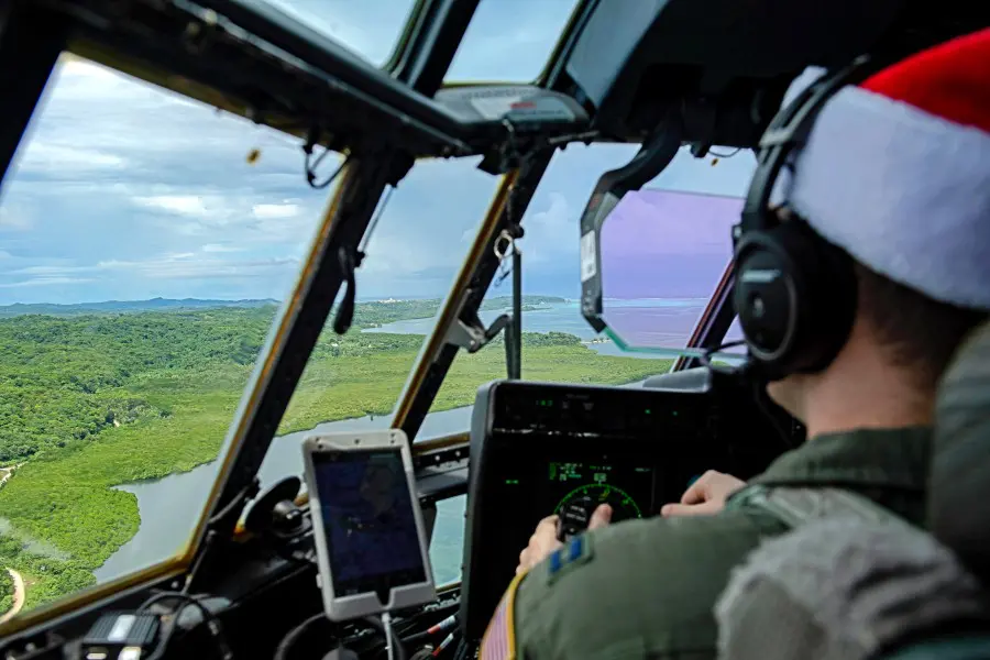 航空自衛隊もプレゼントを投下 恒例の「クリスマス・ドロップ
