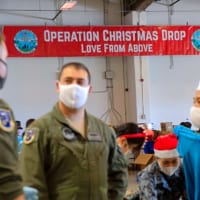 「クリスマス・ドロップ作戦」に参加する航空自衛隊とアメリカ空軍関係者（Image：USAF）