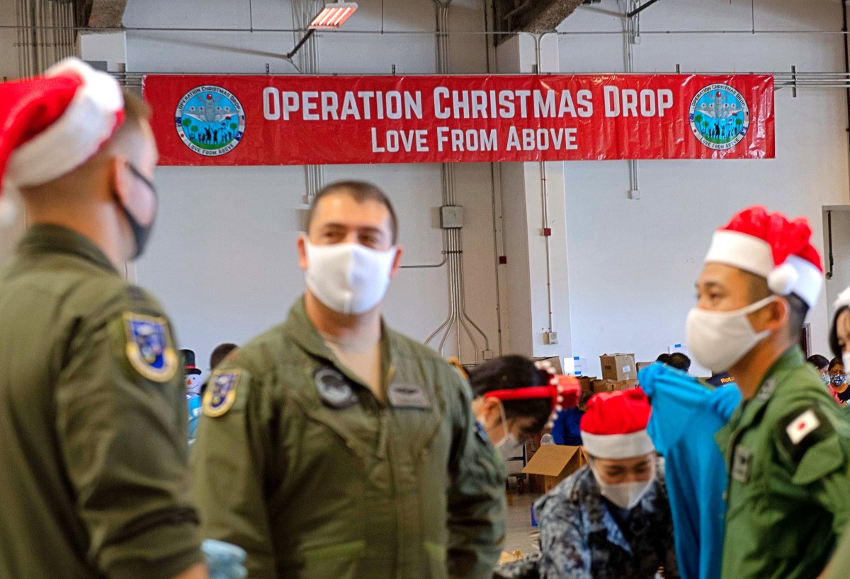 航空自衛隊もプレゼントを投下　恒例の「クリスマス・ドロップ作戦」始まる
