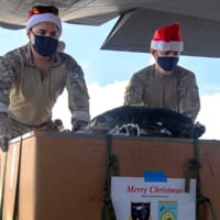 C-130Jに搬入されるクリスマスプレゼント（Image：USAF）