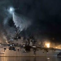 夜間も消火作業が続くボノム・リシャール（Image：U.S.Navy）