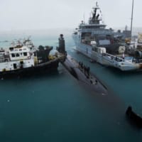 グアムに寄港した潜水艦エメロードと支援船セーヌ（Image：U.S.Navy）
