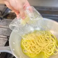 茹で上げたパスタを冷凍して時短レシピに（麦ライスさん提供）